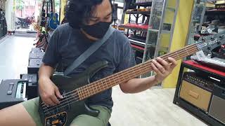 Video thumbnail for Quick jam on this Cort B5 Plus AS RM by giddibass