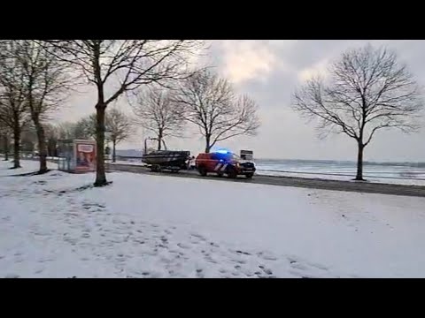 [sneeuw] PRIO 1 | Brandwee Nederhorst Den Berg met spoed naar een persoon te water in Almere!