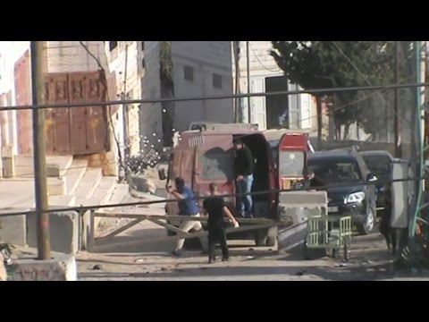 الخليل: مستوطنون يرشقون سيارات الفلسطينيين بالحجارة