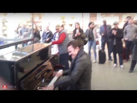 Pro pianist draws a crowd from nowhere