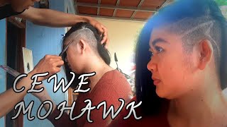 Download lagu Cewe ini Nekat potong mohawk (This chick is going for a Mohawk) mp3