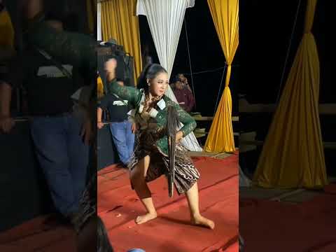 niken salindry tidak sadar roknya terbuka #dangdut #shorts #viral