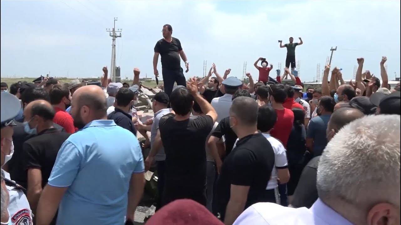 «Մեյմանդարի» շուկայում մեքենա շրջած անձինք բերման են ենթարկվել ոստիկանություն․ կան ձերբակալվածներ