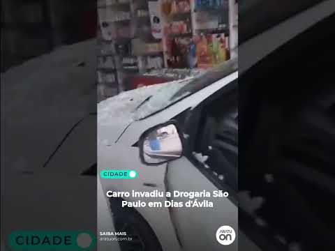 Carro invadiu a Drogaria São Paulo em Dias d'Ávila