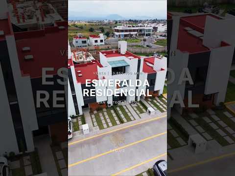 🔝 Cuando necesitas más espacio, una casa de tres niveles hace la diferencia. 🏡 ✨️