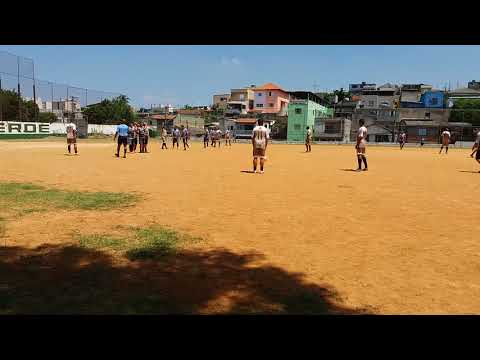 Goleiro espalma bola após cobrança de falta | avarzea.com.br