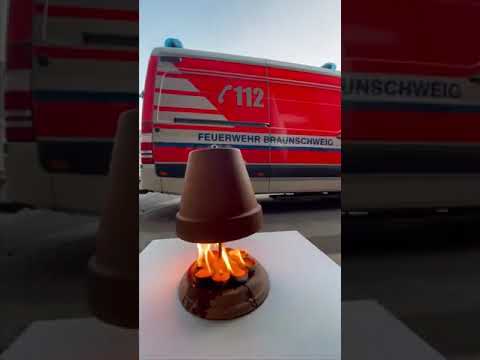 Explosion Teelichtofen,Teelichtheizung.Flammen unter Teelichtofen komplett außer Kontrolle.Feuerwehr