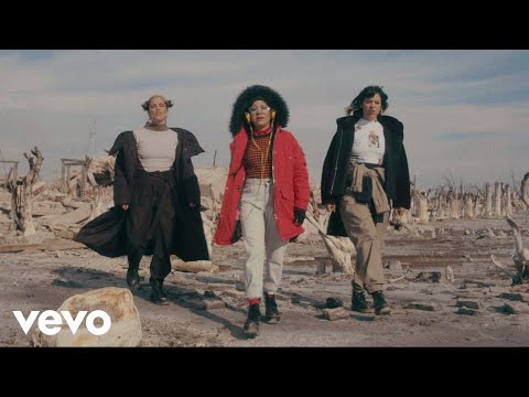 Miss Bolivia, Perotá Chingó - Menos Mierda (Official Video)