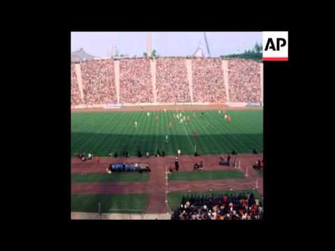 SYND 22 5 77 GERMAN FOOTBALLER FRANZ BECKENBAUERS LEAVES BAYERN MUNICH