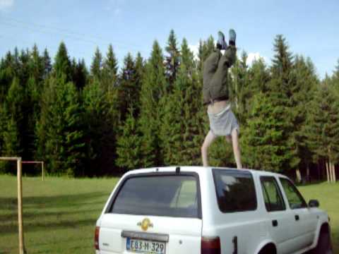 Zoran trci na rukama