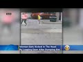 Ciervo patea a mujer mientras carga combustible en EEUU