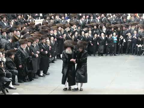 SPINKA REBBE TOLDOS TZVI DANCING MITZVA TANTZ WITH HIS YOUNGEST SON AT HIS  WEDDING 5779