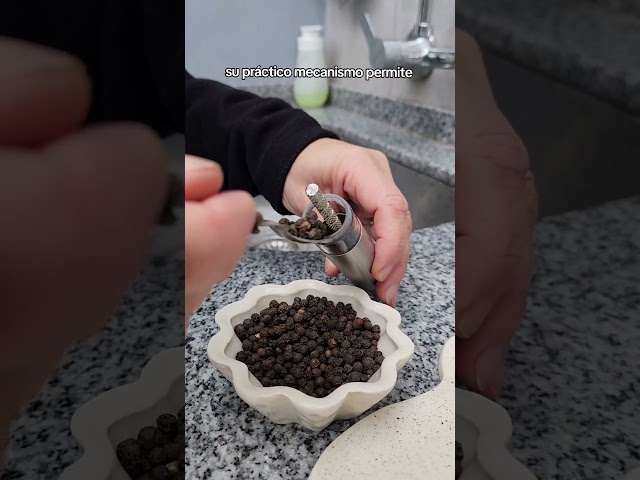 Vídeo relacionado con Molinillo giratorio de sal y pimienta con carcasa de acero inoxidable y mecanismo de molienda de precisión para tareas de especias de cocina