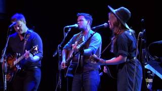The Lone Bellow - &quot;Bleeding Out&quot; (eTown webisode #435)