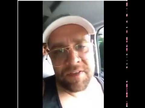 Tede naśmiewa się z mieszkańców wiosek, przez które przejeżdża.