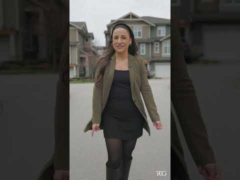 STUNNING 3000 SQ FT TOWNHOUSE W MASTER ON MAIN & 4 PARKING SPOTS IN LANGLEY!