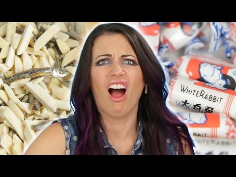 人々はアイコニックなアジアのスナックを試してみる (People Try Iconic Asian Snacks)