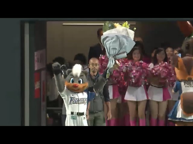 ファイターズのマスコット B・B 1000試合出場達成!! 2015/8/27 F-L