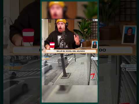 UN AUTO CASI IMPACTA DE FRENTE CONTRA UN ESTUDIO DE STREAMING