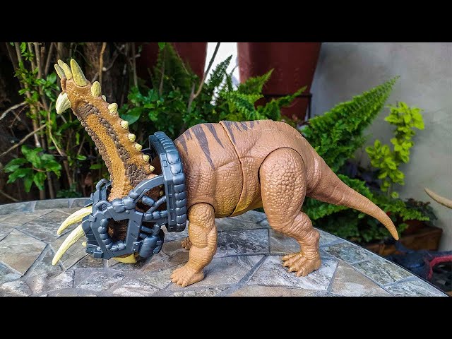 Vídeo relacionado con Jurassic World Dinosaurio Pentaceratops Escapista con sonido Figura articulada de juguete que escapa de su jaula (Mattel HCM05)