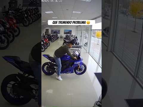 Moto sufre percance en la agencia #motorcycle #motos #humor