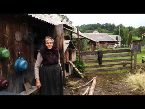 La 83 de ani vrea sa descarce carul cu fân