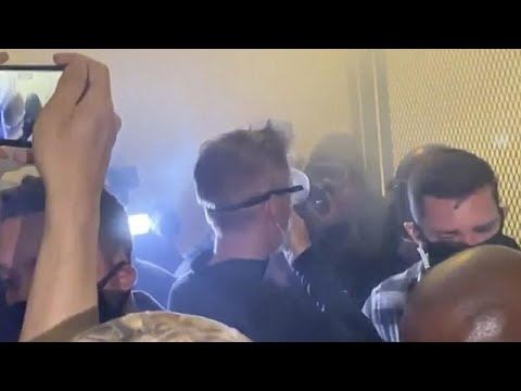 شاهد قوات الأمن الأمريكية تطلق الغاز المسيل للدموع في وجه عمدة بورتلاند…