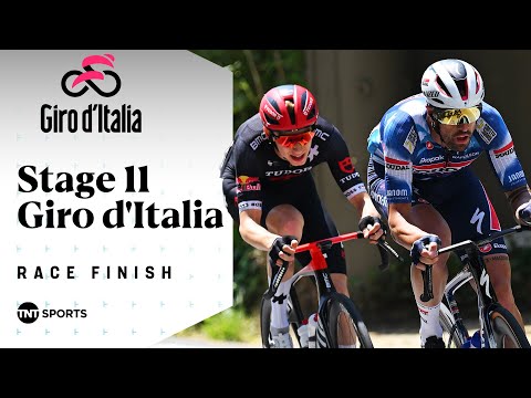 WHAT A VICTORY! 👏 | Men's Giro d'Italia Stage 11 Final KM's | TNT Sports Cycling