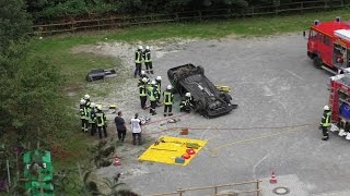 preview picture of video '[Teil 2] Verkehrsunfall Hauptübung Feuerwehr Kraichtal | 23.08.2014'