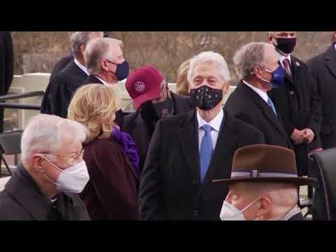 就任式で元大統領が拳や肘をぶつける (Former presidents bump fists, elbows at inauguration)