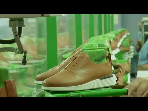 葡萄牙鞋匠把高跟鞋換成了口罩 (Portugal's shoemakers swap heels for masks)