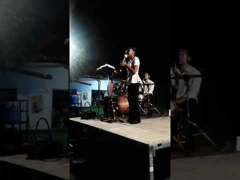 La cantora Tomaira yireh de la Rosa ministrando en la iglesia estanque de bethesda que pastorea Cesi