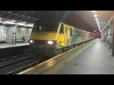 Freightliner 90049 passes through Edinburgh Haymarket with sleeper ECS