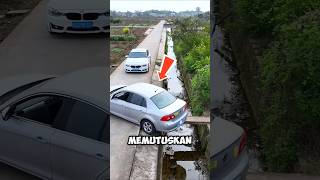 Download lagu Two cars on a narrow road mp3 Download lagu Two cars on a narrow road mp3