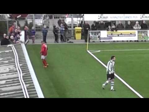 Johnsen Bacuna (Harkemase Boys) krijgt klap van supporter SC Genemuiden