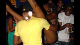 Vybz Kartel - Foot pon Shoulder / Mad Vibez Riddim / 2010