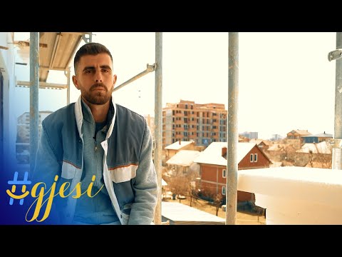 I riu nga Skënderaj që këndon nëpër skele të shtëpive, bëhet hit në rrjete sociale | T7