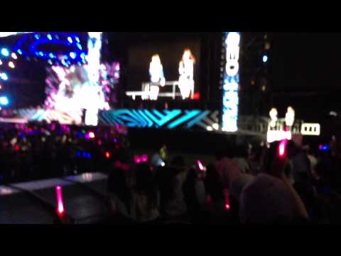 121125 Taeyeon & Seohyun - DJ Got Us Falling In Love Again @ SMTOWN in Bangkok