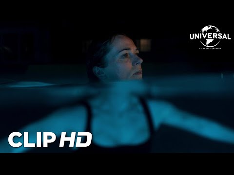 Clip - Algo extraño sucede mientras Eve está en la piscina
