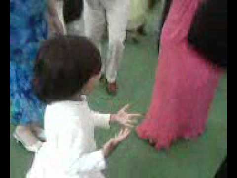 Niña bailando mambo