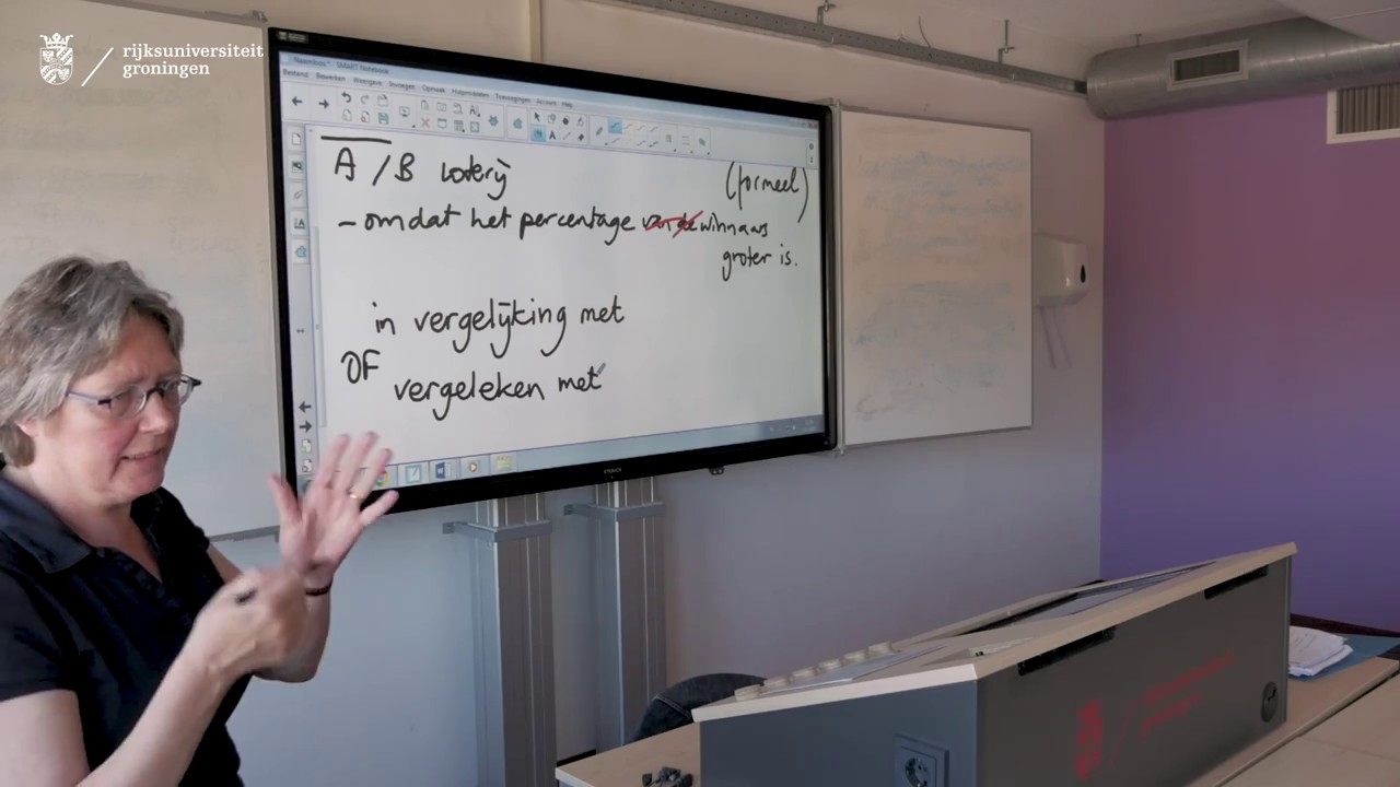 Birgit Lijmback demonstreert het digitale schoolbord.