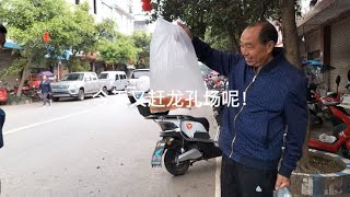 今天又赶龙孔场呢！