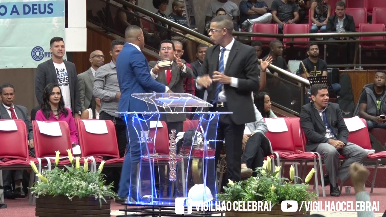 Douglas Santana - Levando a guerra para o alto | Dia com Deus Celebrai 2017