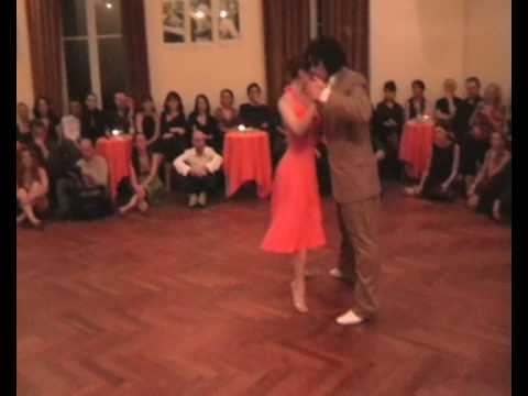  Federico Naveira  and  Inés Muzzopappa  are  dancing  to  the  tango  "  Indio Manso  "