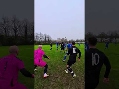 WRONG HAND comments incoming 🫣 #goalkeeper #football #soccer