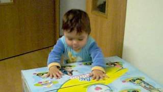 Abriendo la caja del triciclo que ha traido Papa Noel