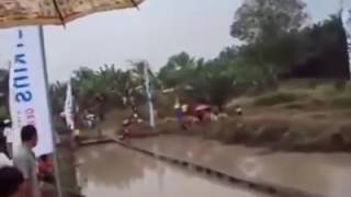 Download lagu TONI CELL Lomba naik sepeda di atas air mp3