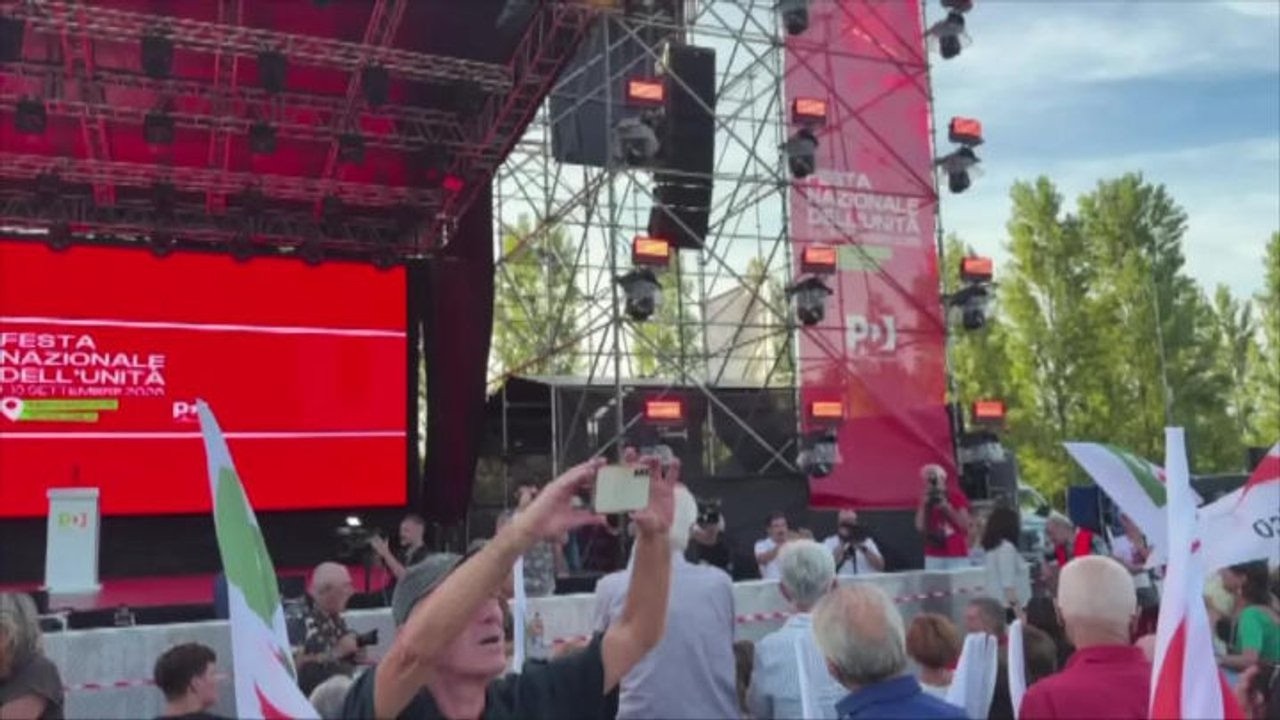 "Bella ciao" e bandiere Pd, la festa dell'Unità a Reggio Emilia in attesa di Elly Schlein