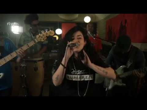 Julia Martín - Superreal ft Jota Mayuscula- Radio 3 Extra - Hablando con las Agujas