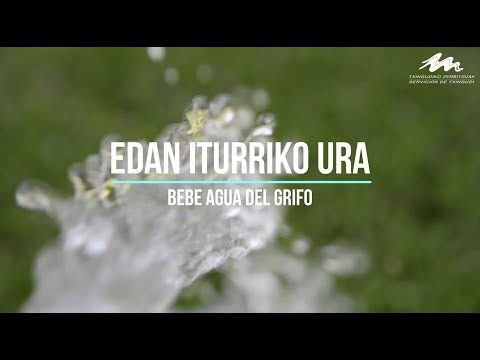 Bebe agua del grifo